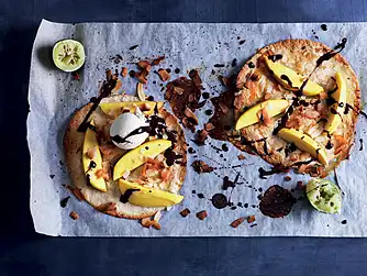 Mangopizza med chokolade, kokos og vanilleis