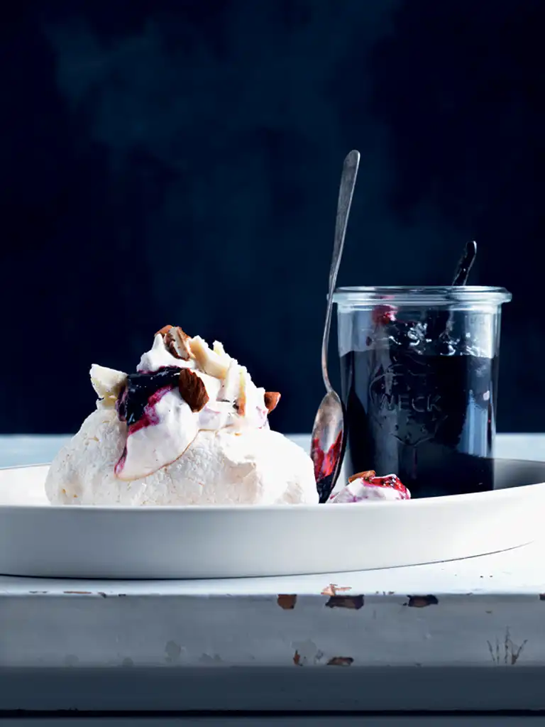 Marengskager med solbærcreme, mandler og hvid chokolade 