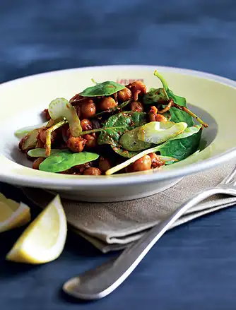 Masala-kikærtesalat med spinat og sprødt grønt 