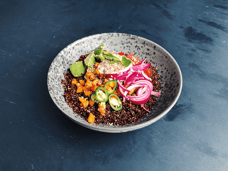 Mexi-bowl med stegte gulerødder, avocado, citronyoghurt og syltede rødløg