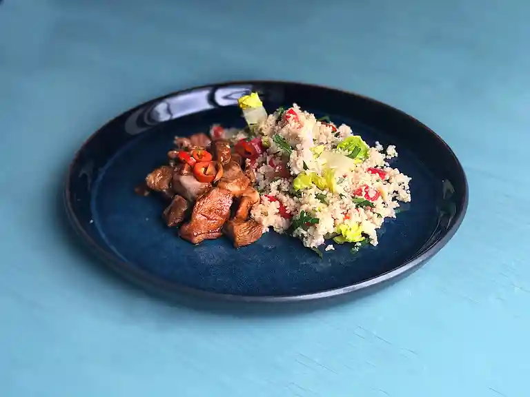 Misoglaseret kalkun og couscous med peberfrugt, hjertesalat og persille