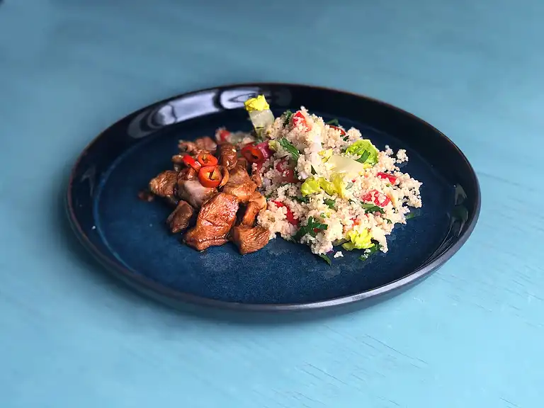 Misoglaseret kalkun og couscous med peberfrugt, hjertesalat og persille
