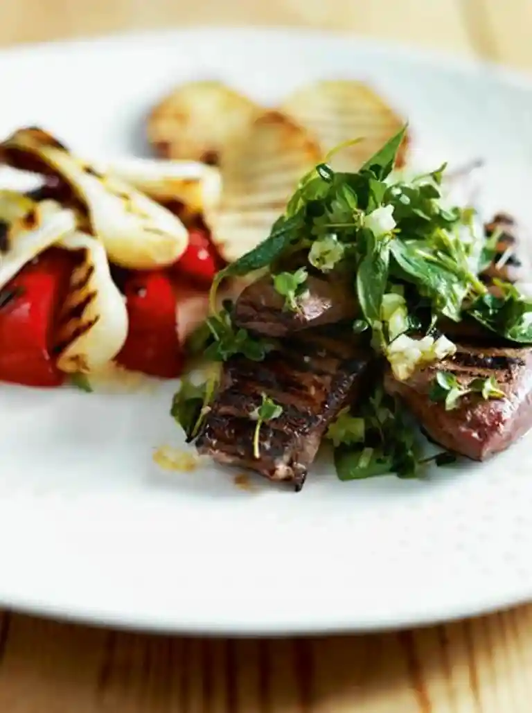 Mørbradbøffer med bløde løg og champignons, kogte kartofler og agurkesalat