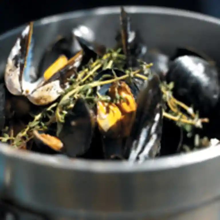 Muslinger med fritter og vinaigrette