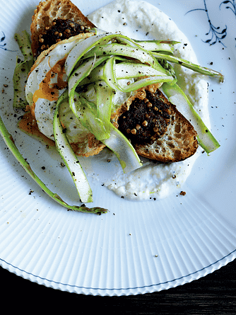 New style pariserbøf med grønne asparges, parmesanyoghurt og spejlæg   