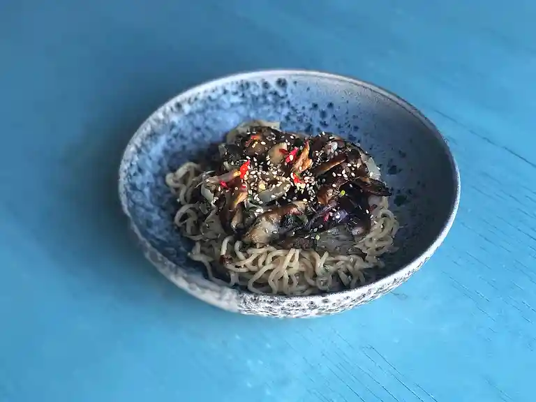 Nudler med stegte shiitake-svampe, kinesisk purløg og tamari