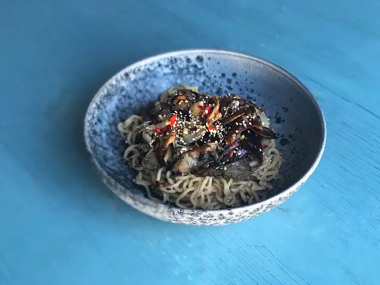 Nudler med stegte shiitake-svampe, kinesisk purløg og tamari