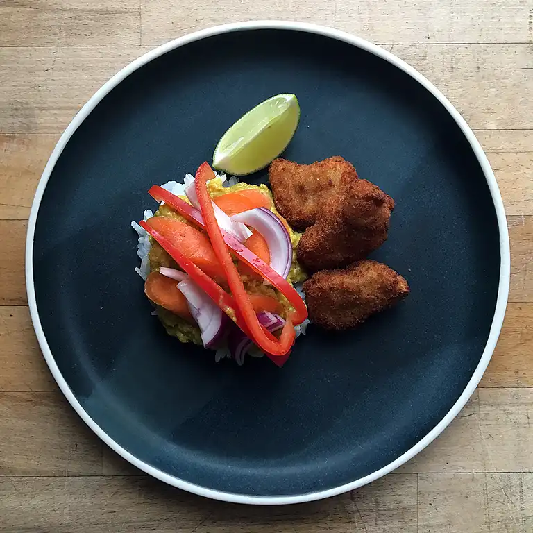 Nuggets med karrysovs, ris og sprøde grøntsager