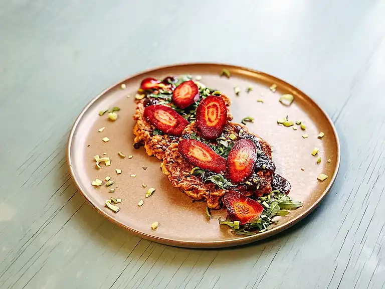 Okonomiyaki med calçots, syltede ræddiker og hoisinsauce