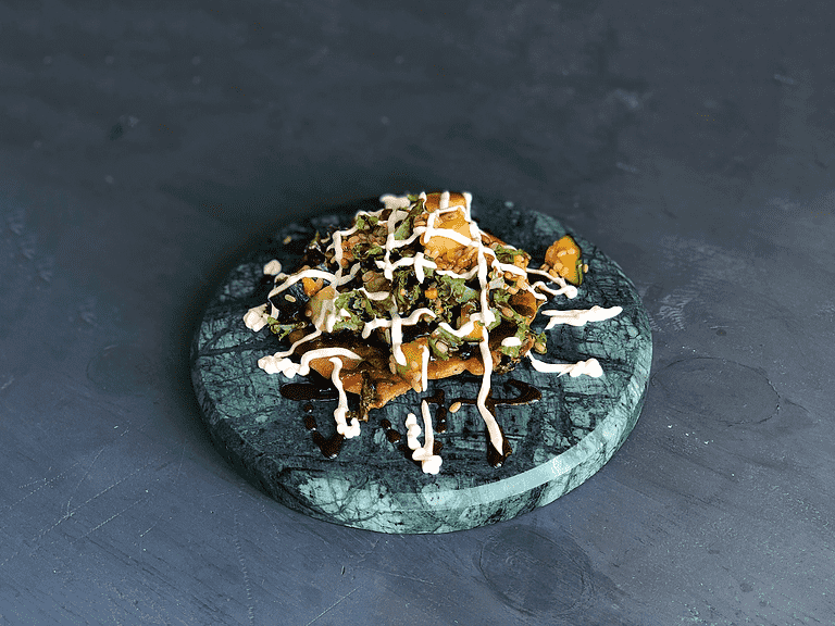 Okonomiyaki med linsesalat, kewpie og teriyakisauce