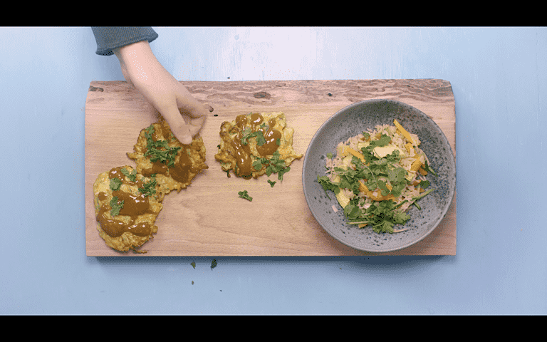 Okonomiyaki med misodressing og rissalat med avocado og koriander