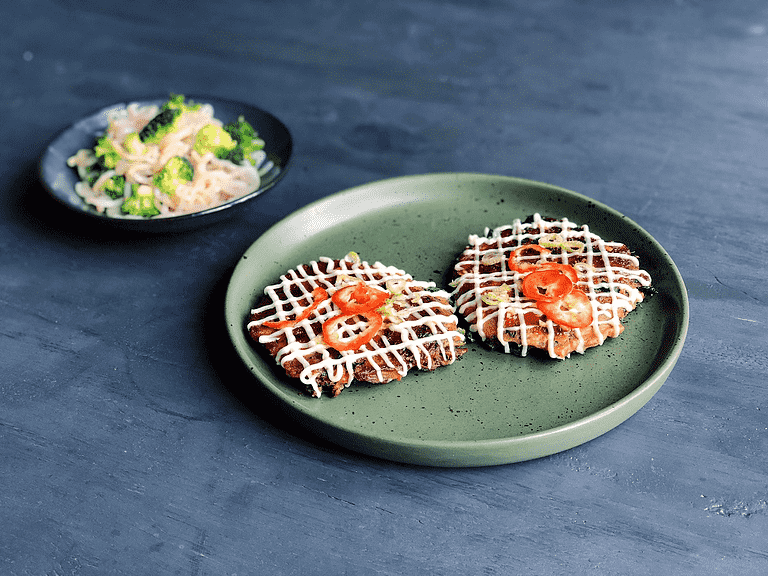 Okonomiyaki med palmekål, gulerod, shirataki-salat og hoisinsauce