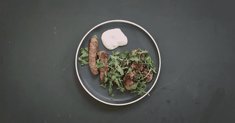 Oksekebab og linsesalat med grillede grøntsager og mynte