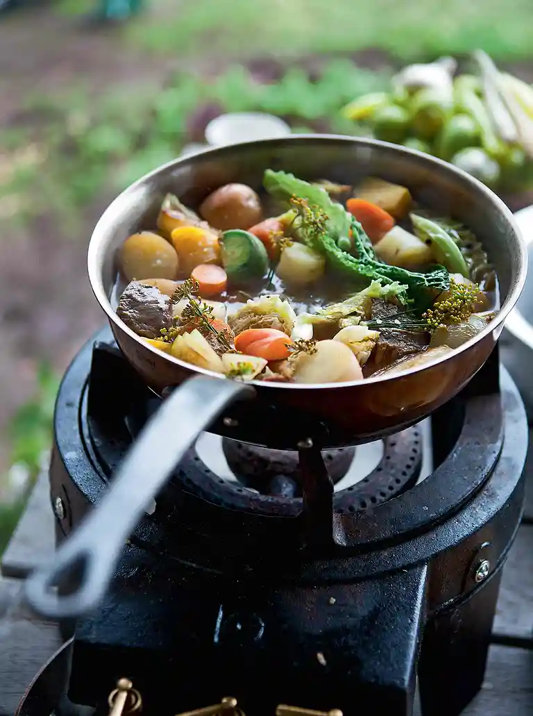 Okse-one pot med nye kartofler, bladbeder og sprøde gulerødder