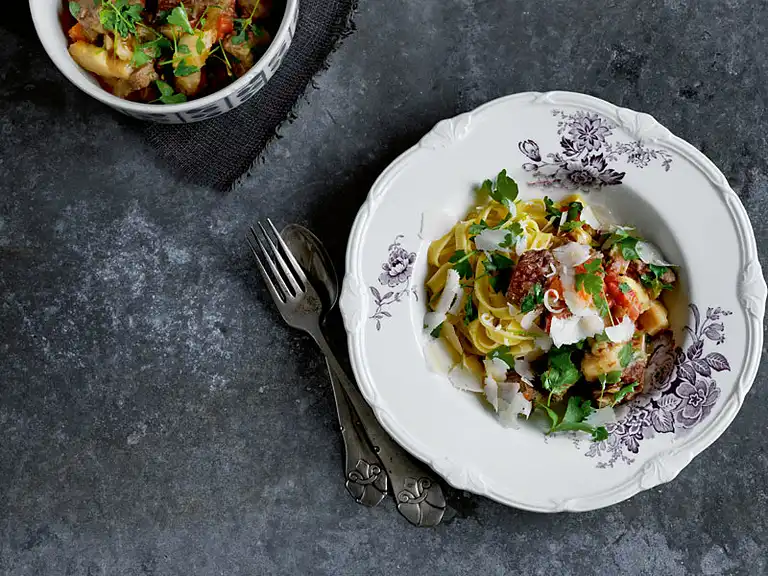 Okseragout med rodfrugter og frisk pasta 