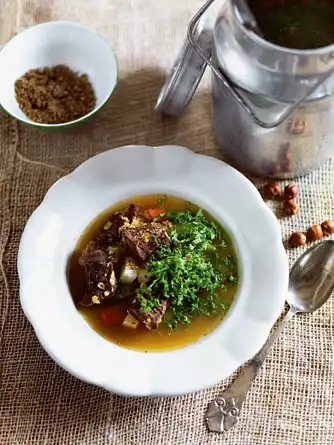 Oksesuppe med linser, grønkål og dukkah