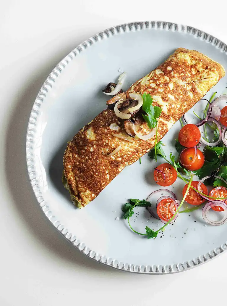 Omelet med bacon og salat