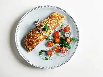 Omelet med svampe, cherrytomater og persille 