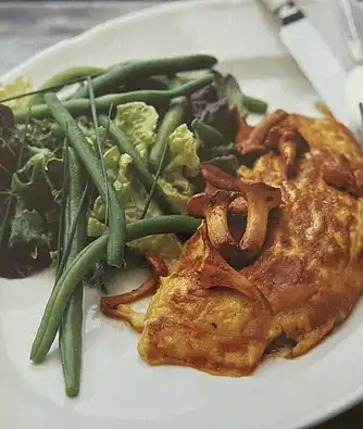 Omelet med svampe og salat