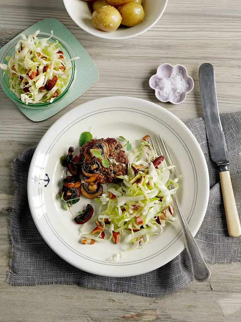 Oreganohakkebøffer med champignon, spidskålsalat og nye kartofler