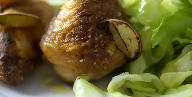 Ovnstegt karrykylling med ærtepesto og mynte