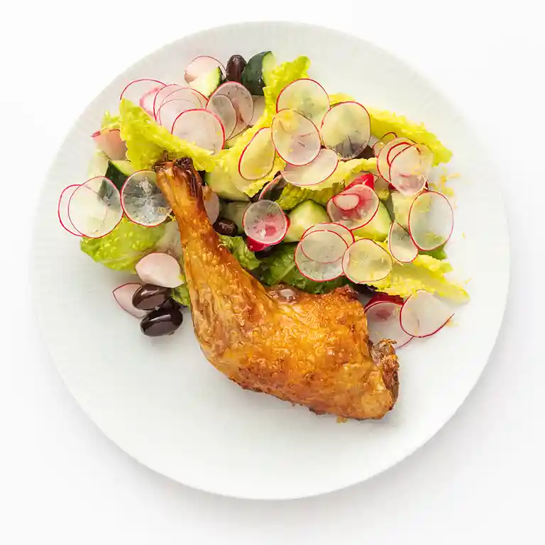 Ovnstegte kyllingelår, blomkål og radisesalat med solsikkekerner