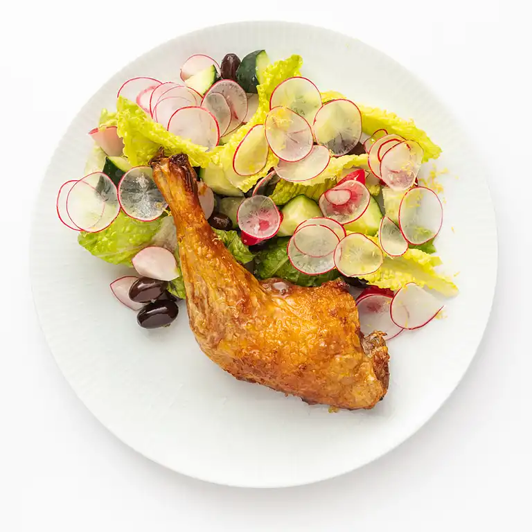 Ovnstegte kyllingelår, blomkål og radisesalat med solsikkekerner