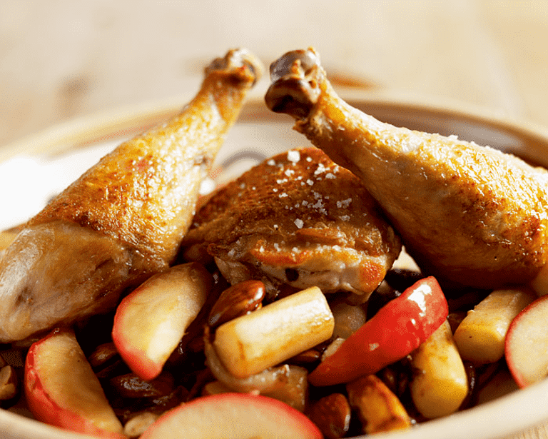 Ovnstegte kyllingelår med bagte kartofler og jordskokker og råkost af gulerod og æble