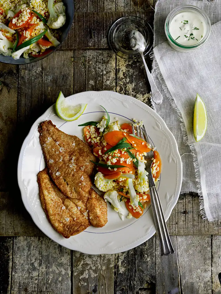 Pandestegt fiskefilet med lun bulgursalat og estragondressing