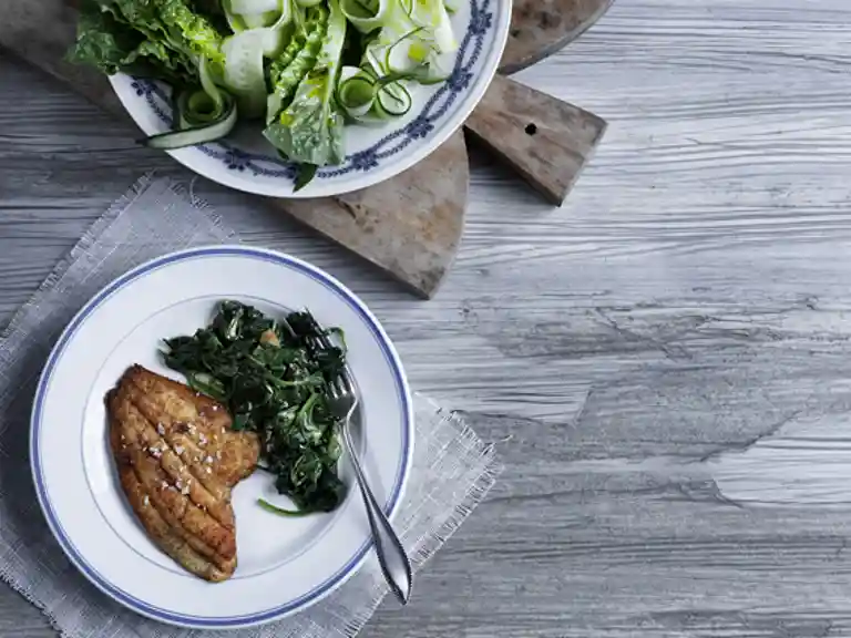 Pandestegte rødspættefileter med spinat, ris og salat
