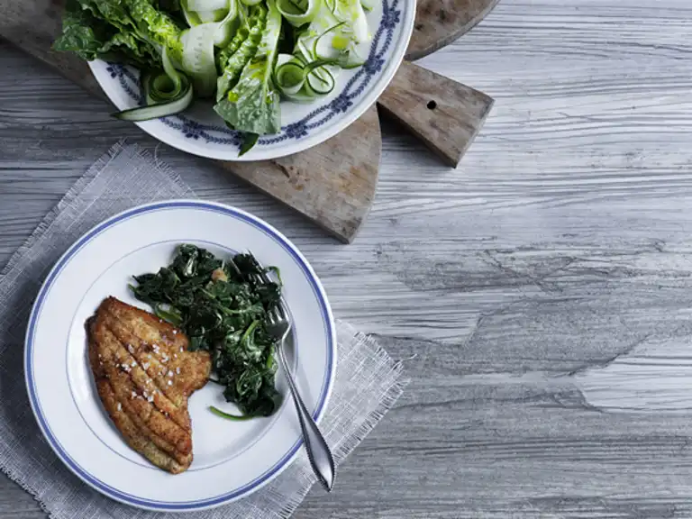 Pandestegte rødspættefileter med spinat, ris og salat