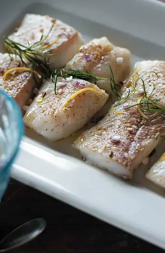 Bagt sej med bigolipasta i krydret tomatkompot og parmesan