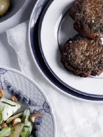 Paprikakarbonader med nye kartofler og blomme-squashsalat med cashewnødder 