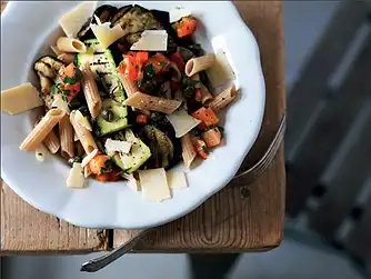 Pasta med kylling, tomat og oregano