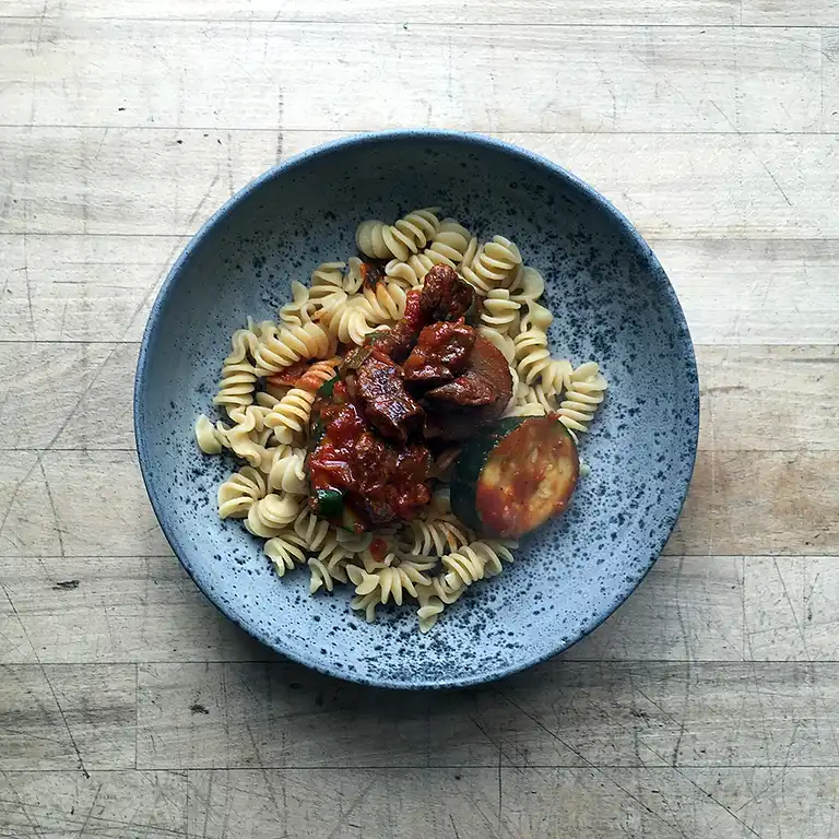 Pasta med oksetern og aubergine i tomatsauce