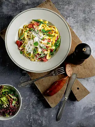 Pasta med tomat, ristepølser og salat