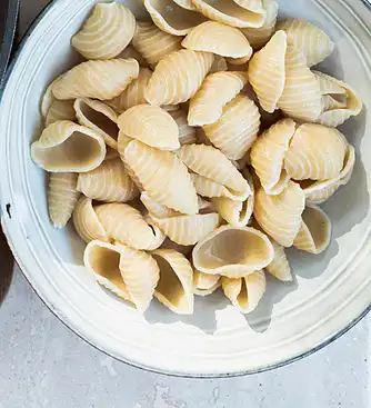 Pastasalat med pesto og pinjekerner