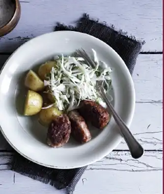 Pastinakfrikadeller med kålsalat og kartofler