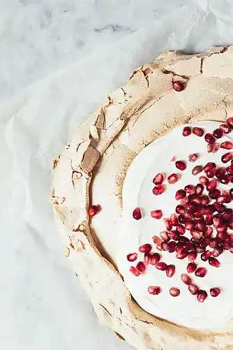 Pavlova med vaniljacreme og granatæblekerner