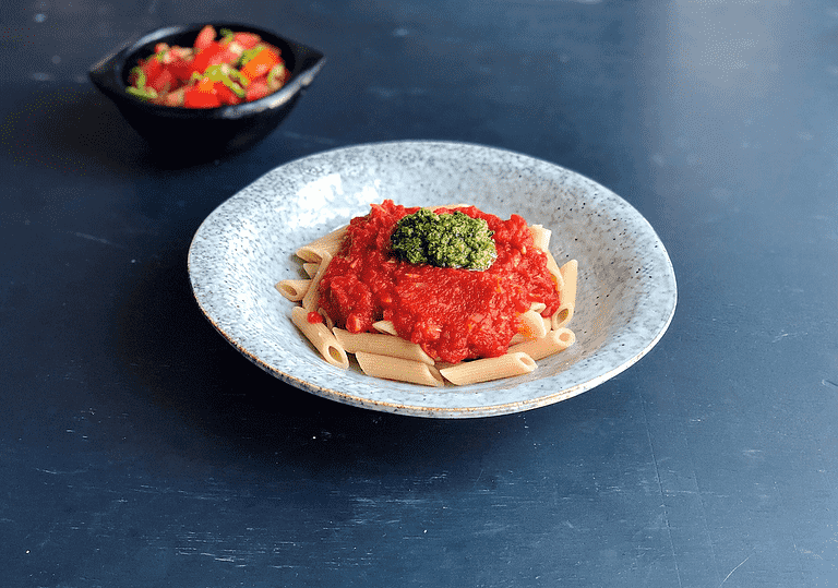 Pasta i tomatsauce med pesto og bønnesalat