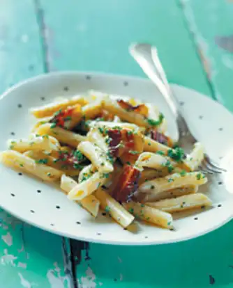 Penne pasta med bacon og fløde