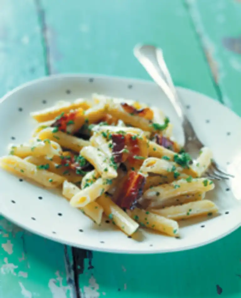 Penne pasta med bacon og fløde