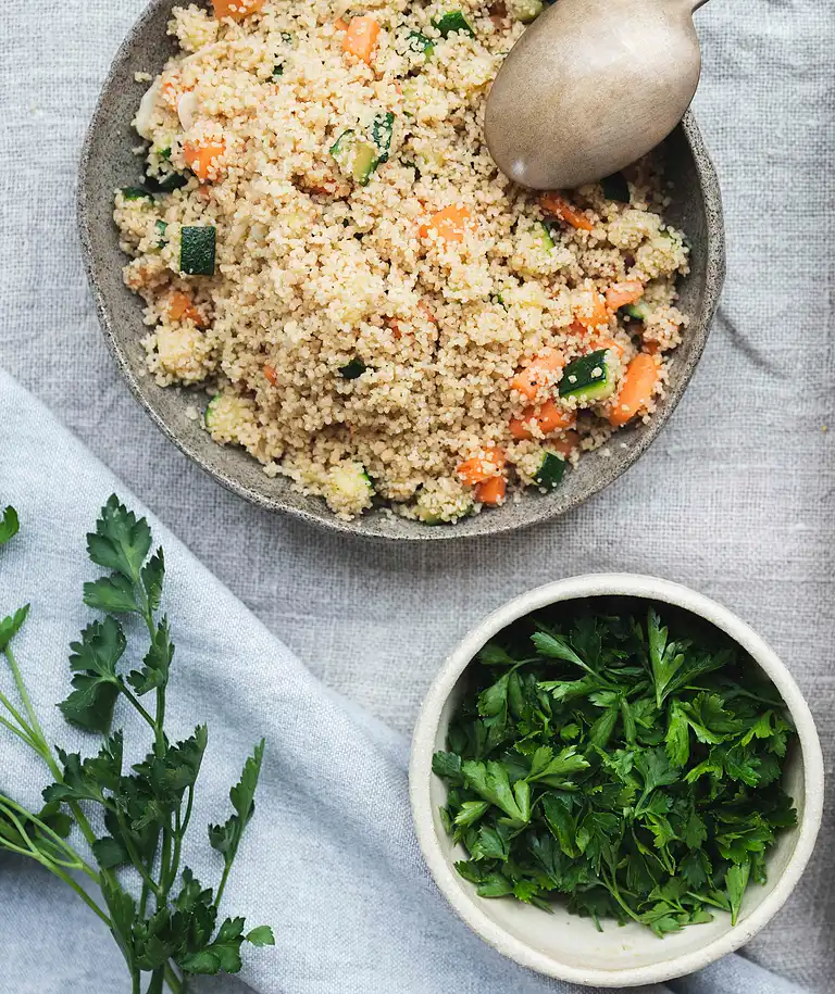 Perle couscous med ramsløgspesto og forårsurter