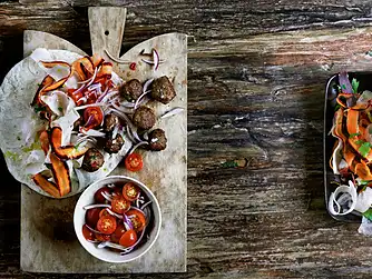 Persillekødboller med tomatsalsa og fladbrød  