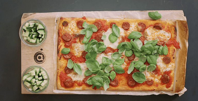 Pizza med tomat, chorizo og basilikum