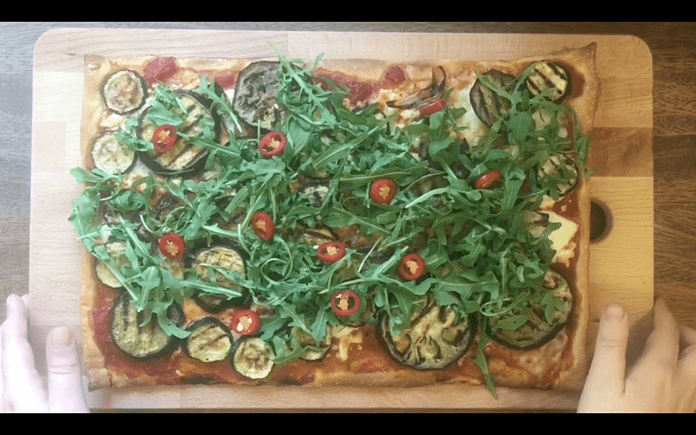 Pizza med mozzarella og feta, grillede grøntsager og rucola