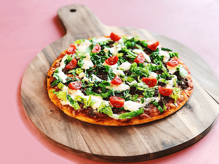 Pizza nr. 15 – med krydret kalv, ost, salat og creme fraiche-dressing