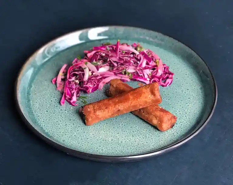 Porre-kartoffelruller og kålsalat med lime og chili
