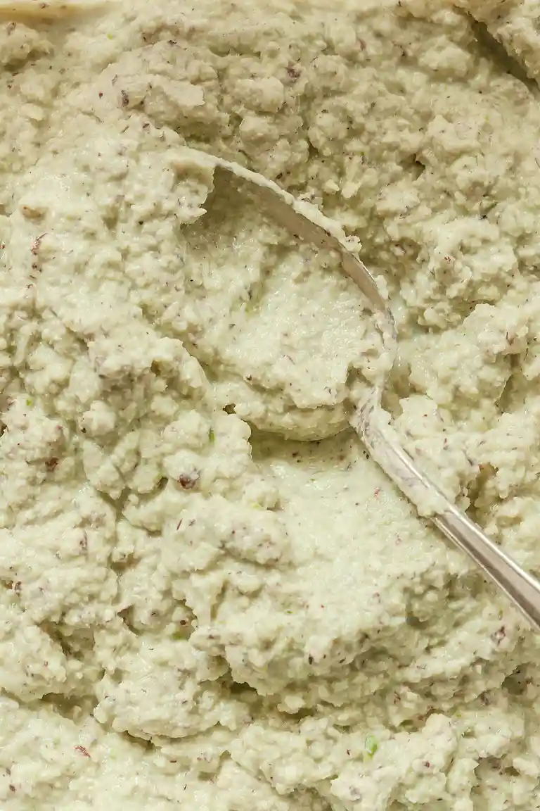 Puré af spidskål, hasselnødder og ricotta
