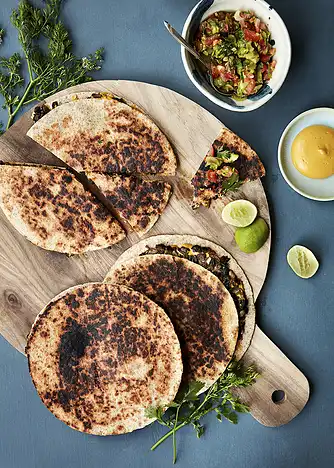 Quesadillas med refried beans, spinat og tomatsalsa